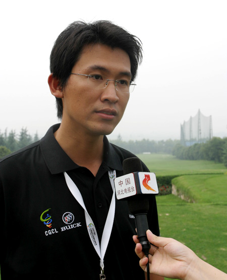 图文-联赛中西分区赛现场花絮 裁判长廖一臻接受采访