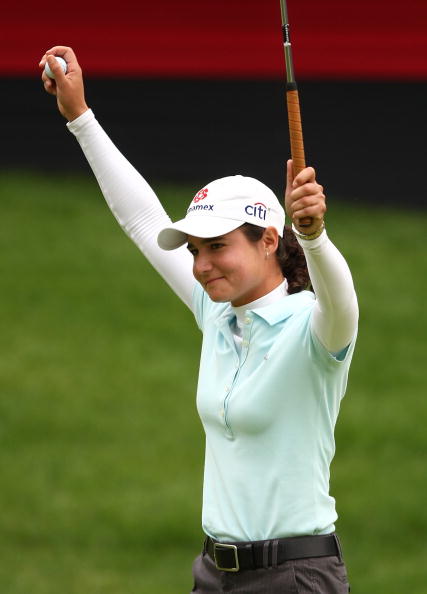 图文加拿大女子公开赛决赛轮高举双手庆祝胜利