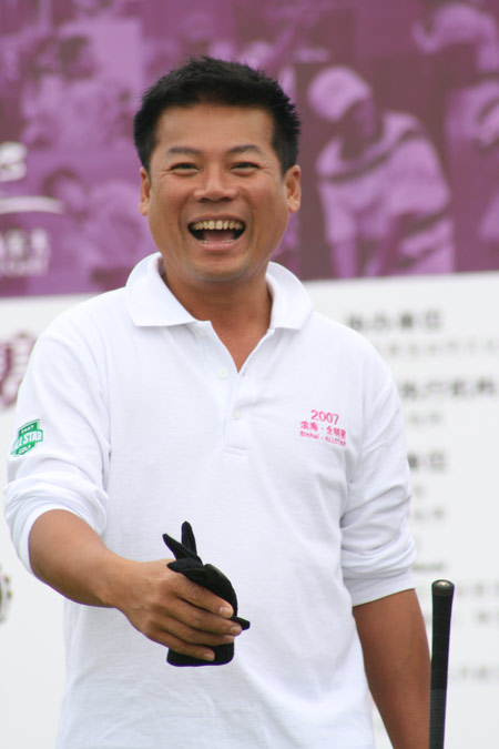 图文全明星高尔夫总决赛首轮吴启贤现场耍宝