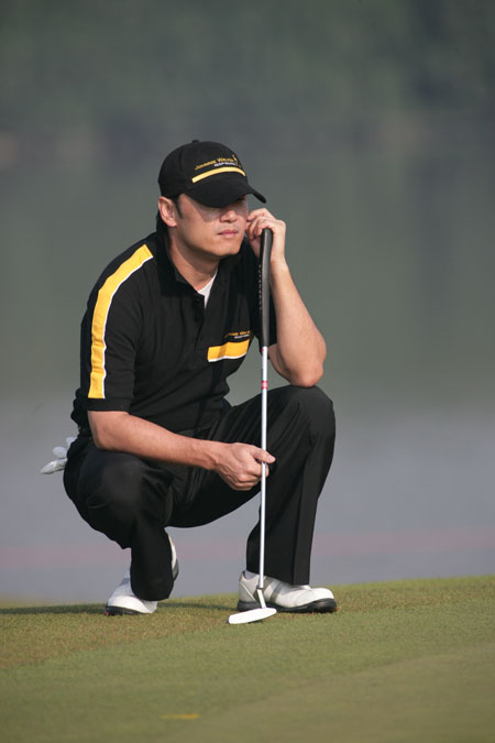 图文-五虎将苗侨伟现身佘山 苗侨伟沉思下一杆