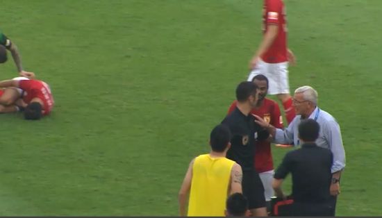 在张呈栋铲倒于汉超后，里皮面带微笑走到场边，拍了拍来自日本的主裁判今川义朗。