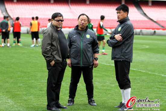 罗宁观看国安训练(资料图)