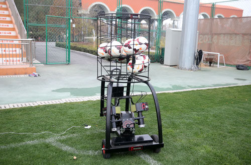 鲁能球员试用足球发球机