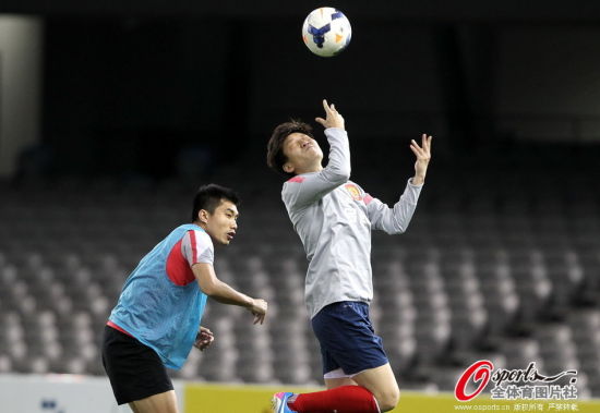 赵鹏（右）与郑智训练中争球