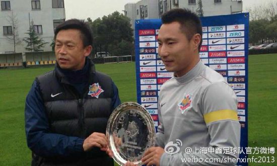王赟接过申鑫俱乐部送给他的银盘