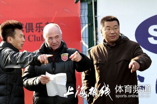 上海上港首个媒体开放日，埃里克森与助教研究战术