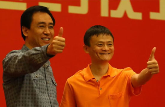 马云（右）被外媒评为中国足球年度最傻的人