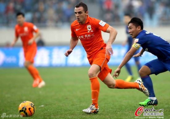 蒙蒂略在鲁能比赛中突破