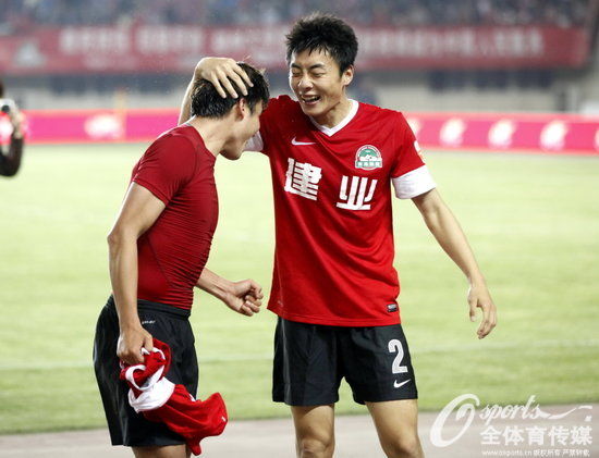 上赛季李磊身披建业的2号战袍