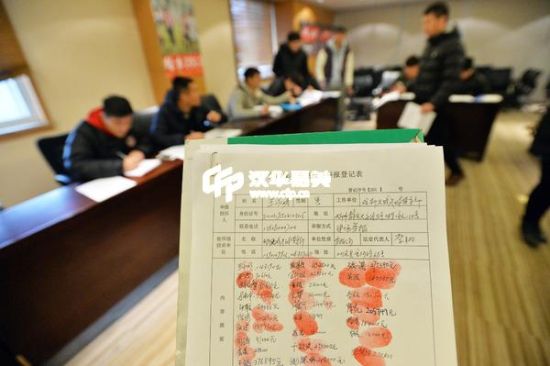 今年1月8日，成都天诚足球俱乐部基地，20多名球员和工作人员准备仲裁申请书讨薪。