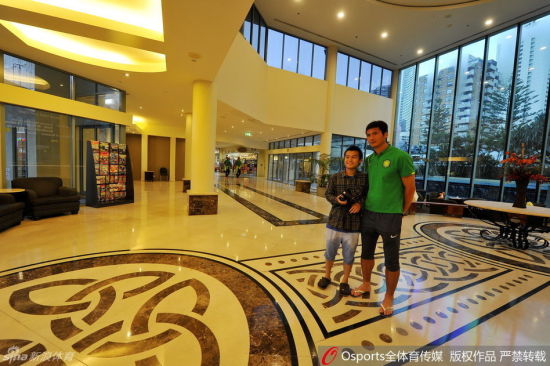 邵佳一与球迷合影