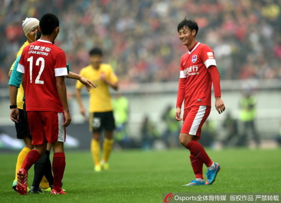 裁判，我们俩逗着玩呢。