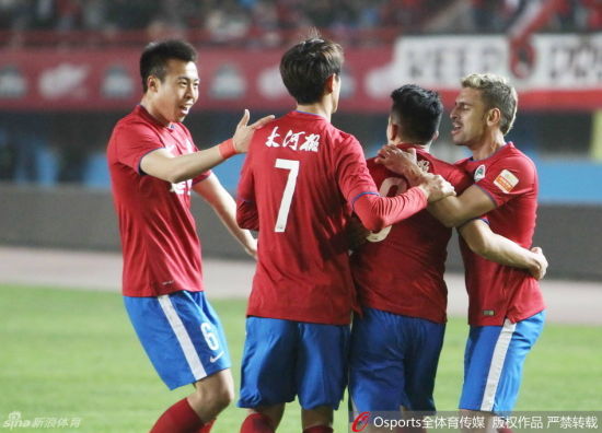 建业球员庆祝进球