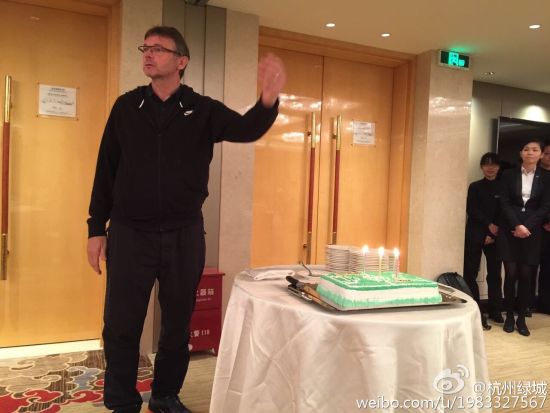 特鲁西埃收获生日蛋糕