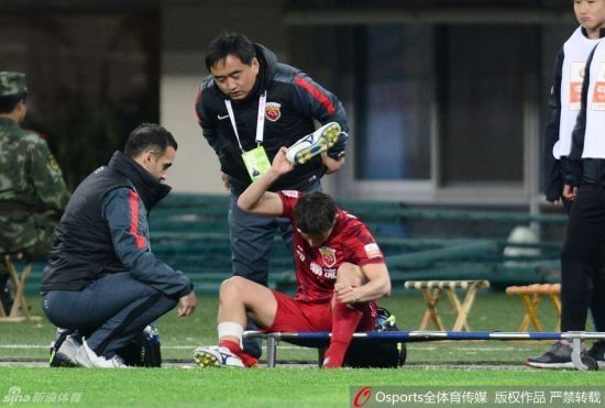 孔卡受伤后怒摔球鞋