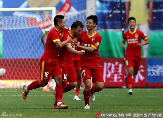 亚泰队员庆祝进球