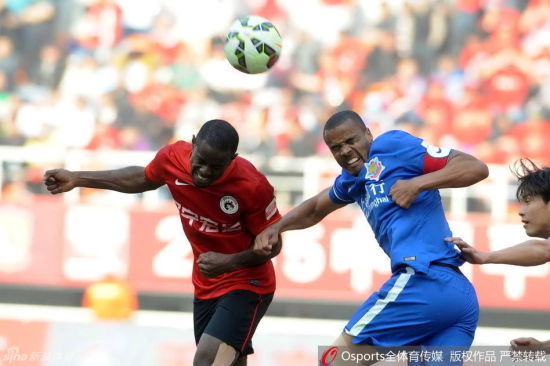 乔尼（右）拼尽全力，也无法为申鑫带来赛季首胜