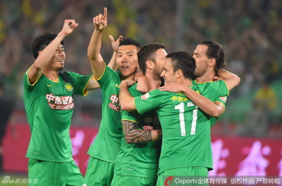 国安将士庆祝进球