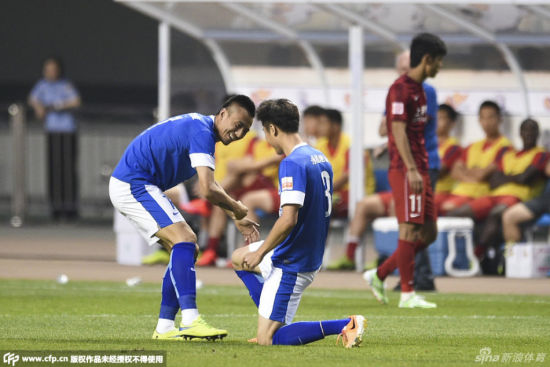 毛剑卿和队友庆祝