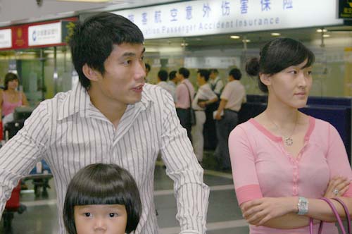 图文郑智飞赴英伦开启英冠之旅妻子陪伴英伦之旅