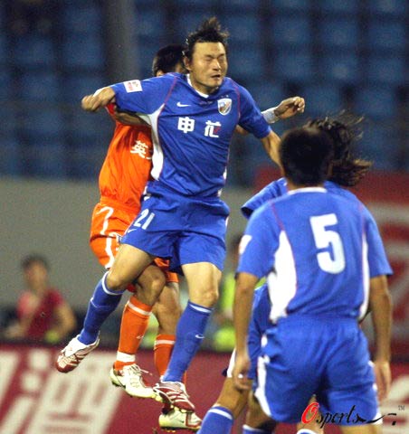 图文中超山东鲁能vs上海申花姜坤争顶头球