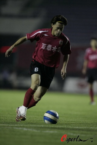 图文中超长春亚泰vs青岛中能王栋准备起脚射门