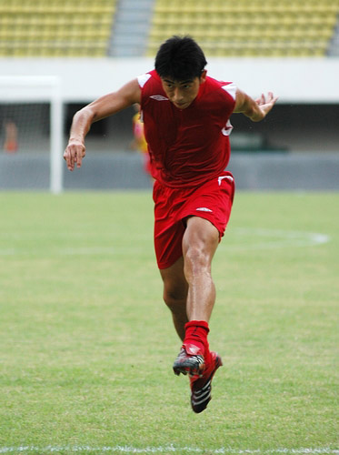 图文深足备战保级关键战陆峰射门动作优美