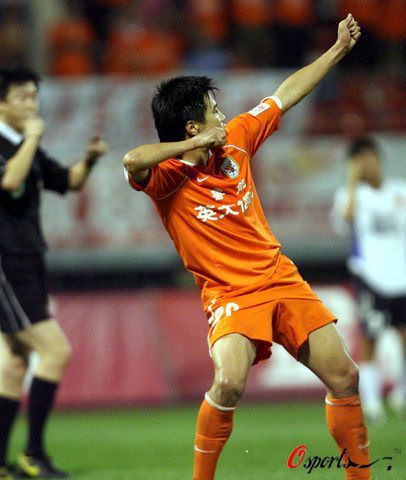 图文山东鲁能20武汉光谷李金羽标志性庆祝动作