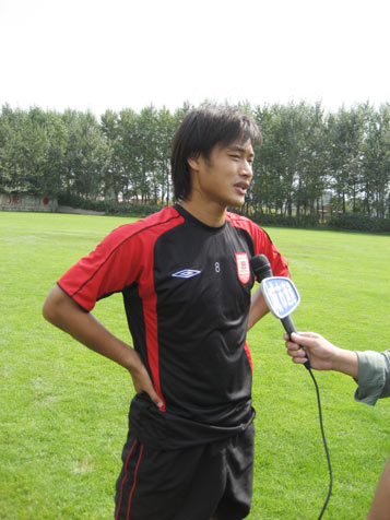 图文-亚泰备战联赛全速冲冠 杜震宇接受采访