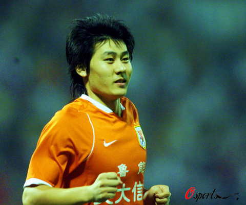 图文中超山东鲁能vs深圳上清饮李微入球后奔跑