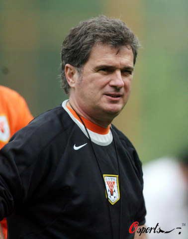 图文-山东鲁能冒台风猛练射门 图拔科维奇凝神思考