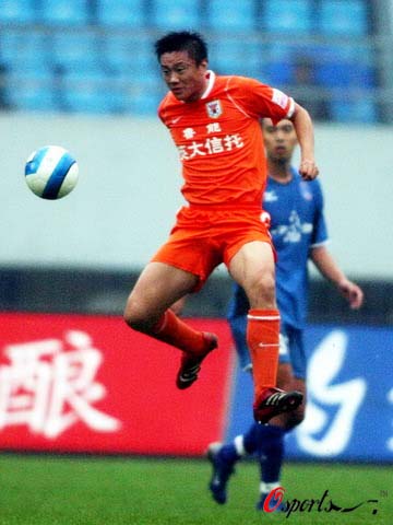 图文中超山东鲁能vs厦门蓝狮王超旱地拔葱