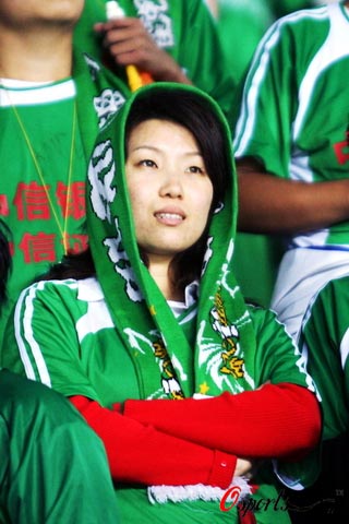 图文中超北京国安vs长春亚泰女球迷静观其变