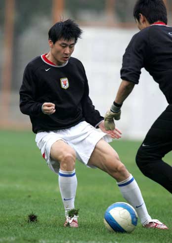 图文鲁能备战国家德比李微冷静面对防守