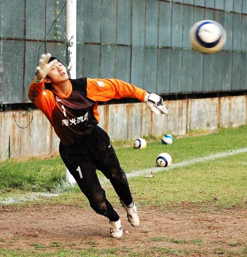 图文-深足刻苦备战中超联赛 张磊扑球奋不顾身