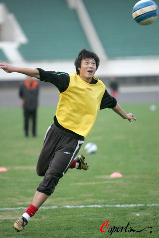 图文-亚泰轻松备战关键战役 陆峰大鹏展翅快乐足球