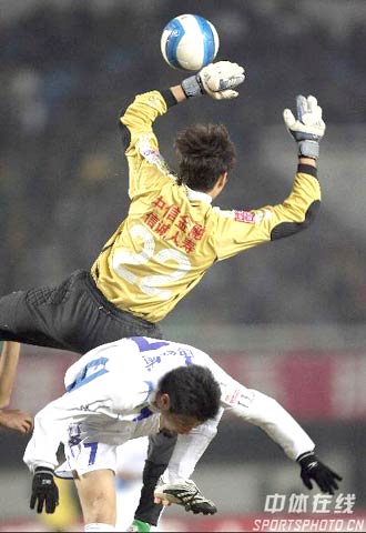 图文-[中超]北京国安vs天津康师傅 杨智飞身救险