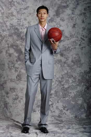 易建联被邀进乐透"绿屋" 亲临选秀现场成中国第1人