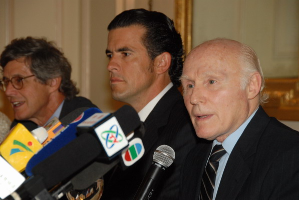 雄鹿老板科尔(右一)保证了阿联的上场时间