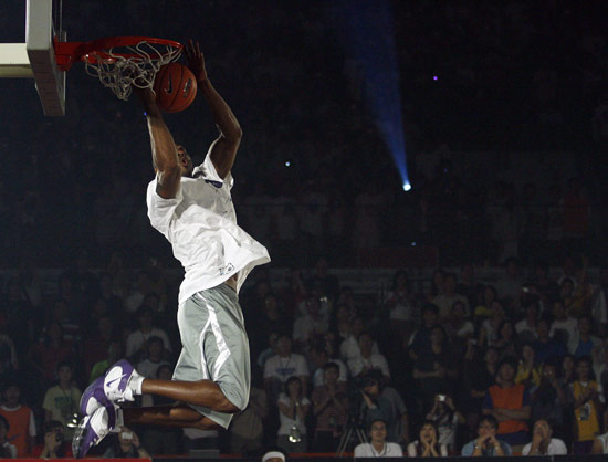 科比抵达台湾掀起篮球热浪 大风车暴扣让球迷疯狂