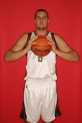 博古特投篮能力大幅提高 阿联队内对抗披主力背心