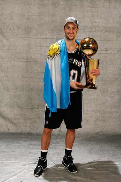 图文-马刺夺得总冠军标准照 吉诺比利喜捧奖杯