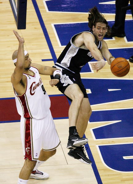 图文-[nba总决赛]马刺vs骑士 奥博托突破传球_篮球-nba_nike新浪竞技