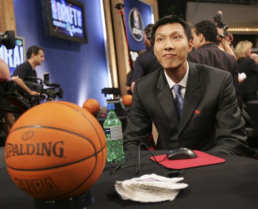 图文-2007年nba选秀大会 易建联轻松等待大会开幕