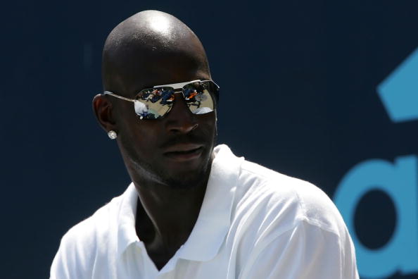 图文-狼王过暑假展现球星风采 加内特犹如黑帮老大