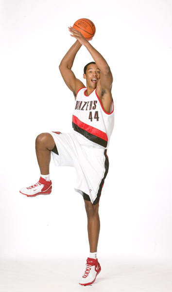 图文-开拓者队迎来新大前锋 弗莱勾手技术不凡_篮球-nba_nike新浪竞技