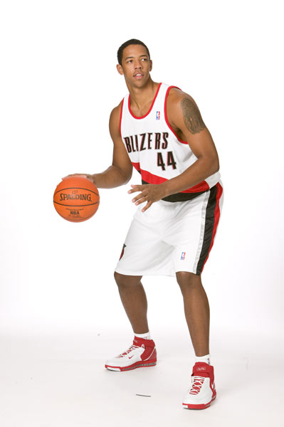 图文-开拓者队迎来新大前锋 弗莱运球技术娴熟_篮球-nba_nike新浪竞技