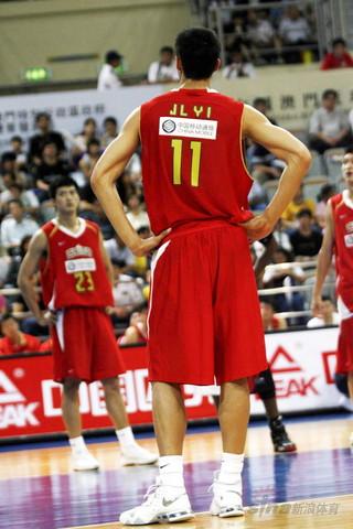 图文斯杯中国vs安哥拉易建联高大背影