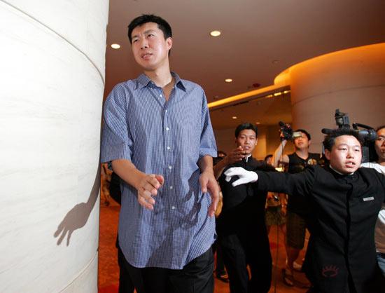 图文-姚明叶莉宴请国家男女篮 大郅驻足观望