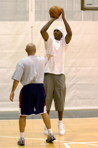 图文-卡梅罗-安东尼赤膊训练 投篮完全不费力气_篮球-nba_nike新浪